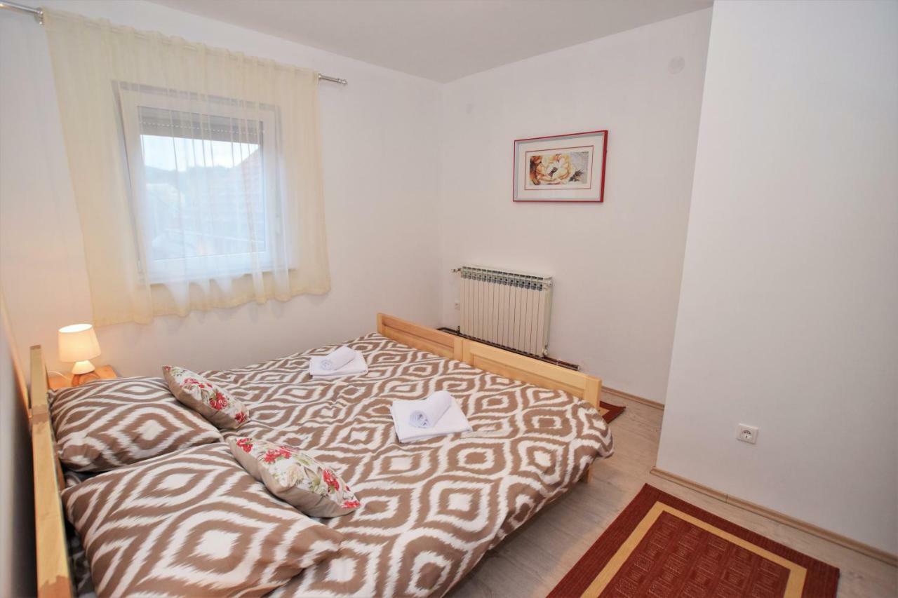 Otočac Privatni Smjestaj Most المظهر الخارجي الصورة